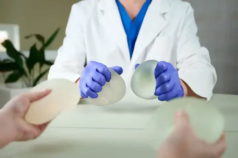 راهنمای کامل پروتز سینه: انواع، مزایا، معایب و انتخاب بهترین گزینه