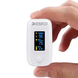 اندازه‌ی کوچک پالس اکسیمتر ESPOO مدل YM201 در دست